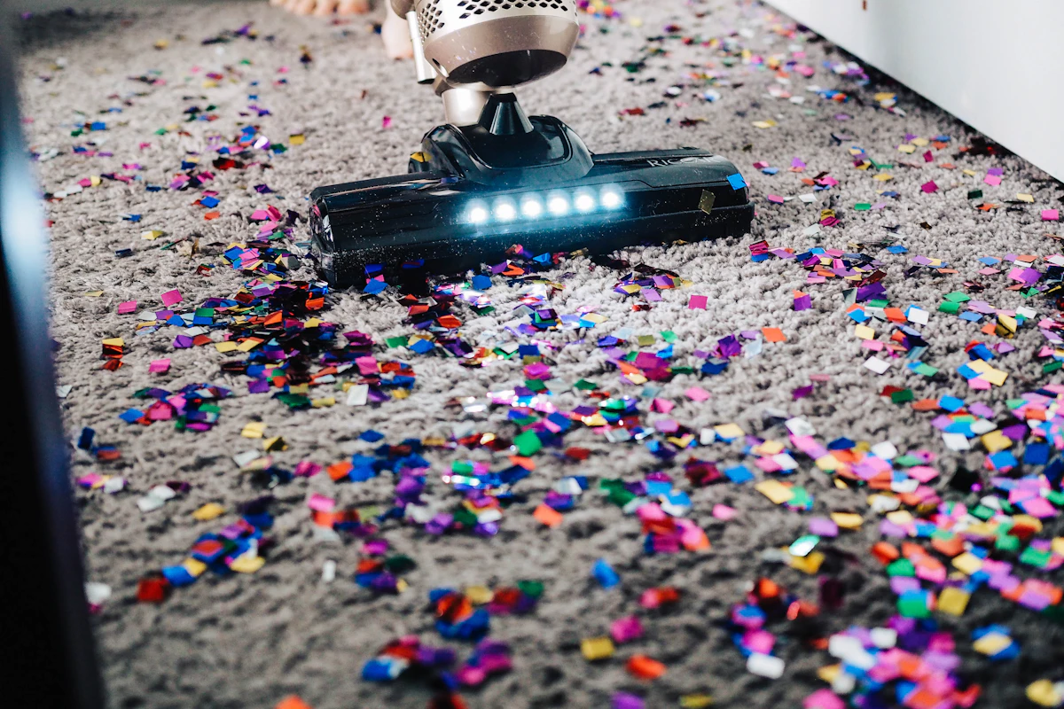Une personne passe l'aspirateur sur un tapis de la maison